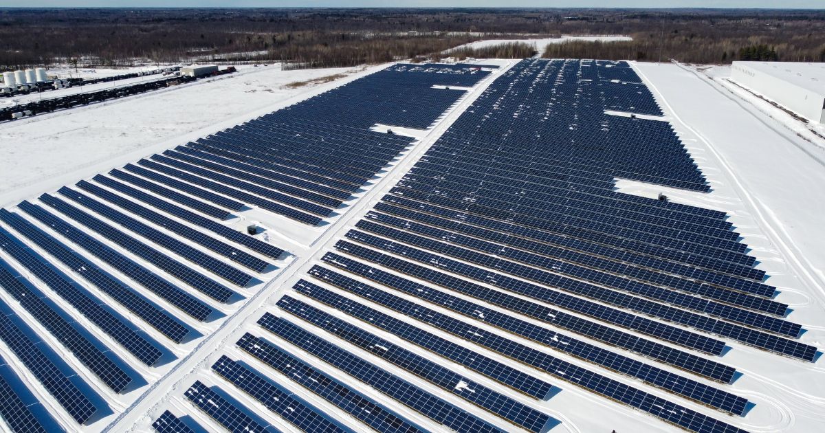 No momento, você está visualizando Os Desafios da Logística e Transporte das Placas de Energia Solar no Brasil